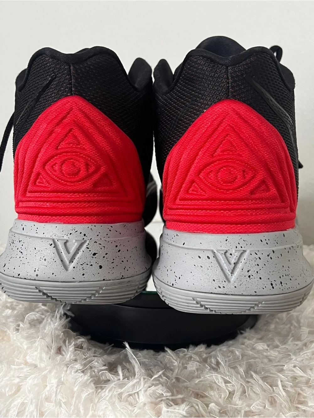 Nike Men’s Kyrie 5 Bred Basketball Shoes Size 13